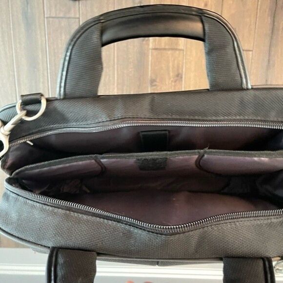 Toshiba Black & Gray Laptop Computer Bag - Picture 6 of 6